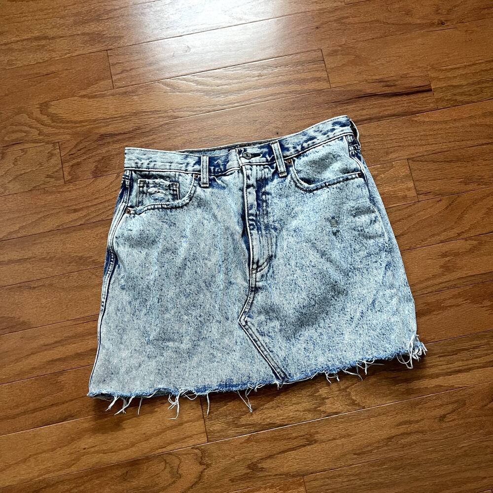 Abercrombie and Fitch Light Wash Denim Natural Rise Mini Jean Skirt Size 29 / 8